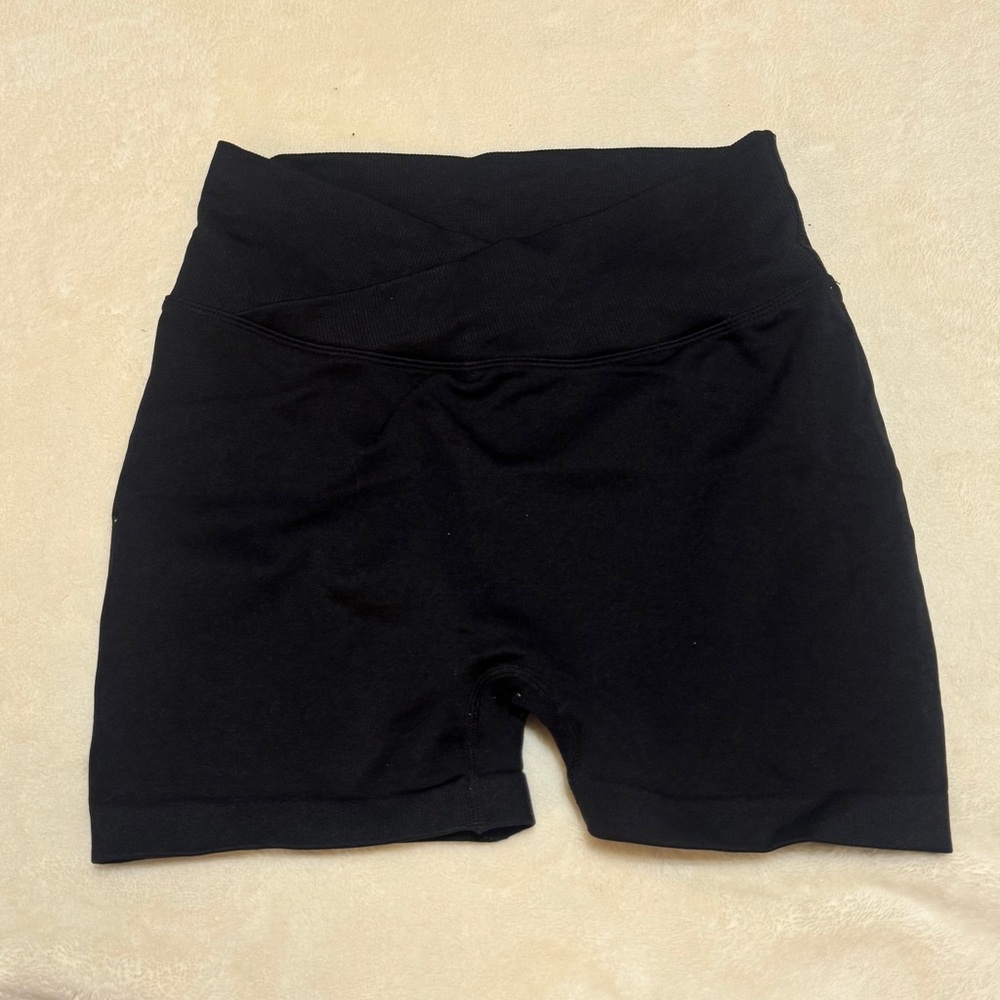 BLACK GYM SHORT